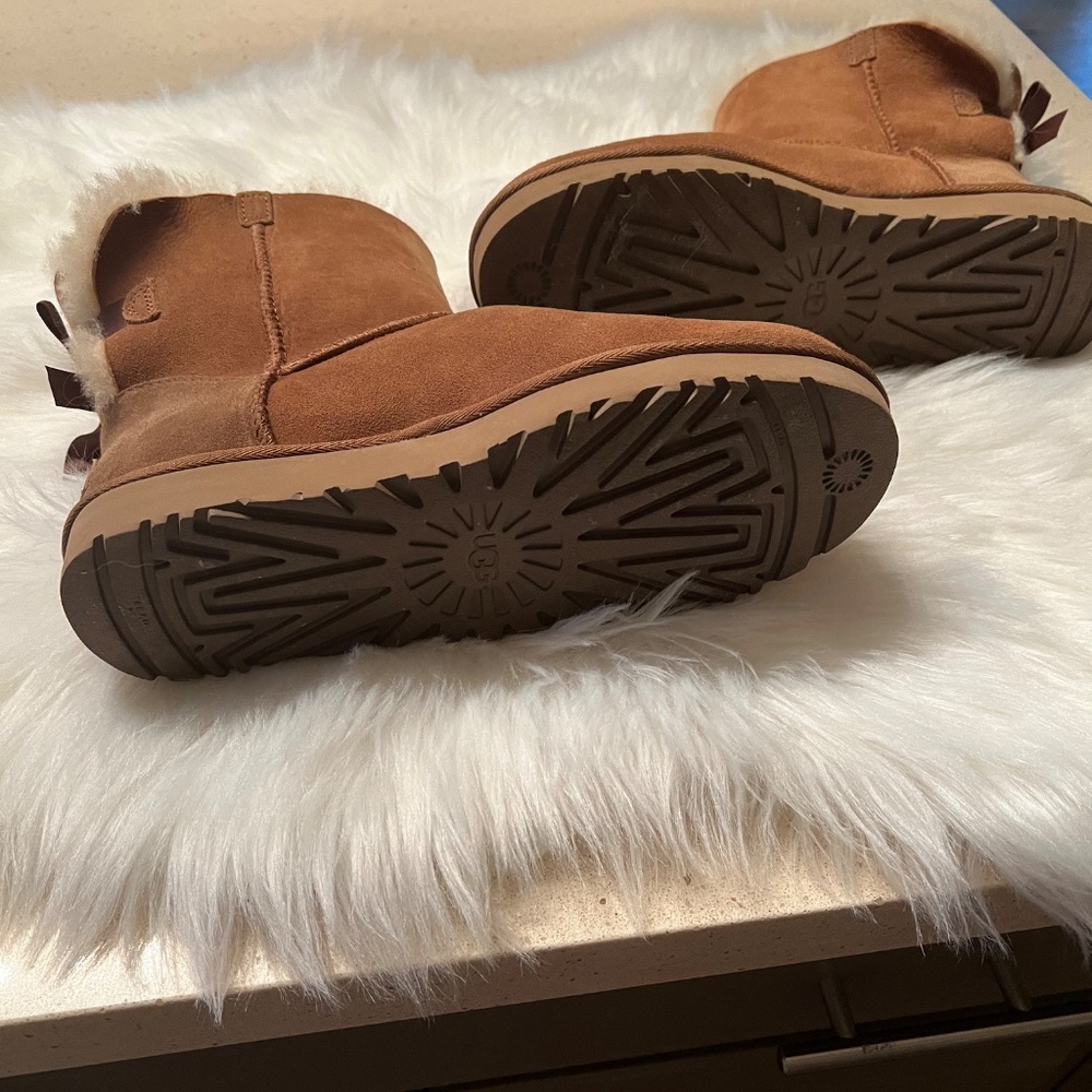 Uggs with one bow - Picture 3 of 3